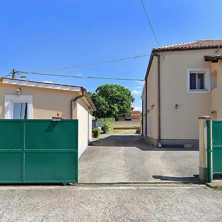 Mit Privatpool Fuer 4 Personen Ca 30 Qm In Pula, Istrien Istrische Riviera Holiday home